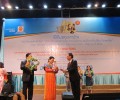 Lãnh đạo công ty nhận thưởng tại nước Lào